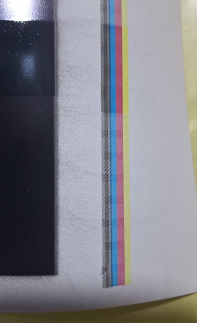 La tinta negra parece una salpicadura de tinta de impresión.
